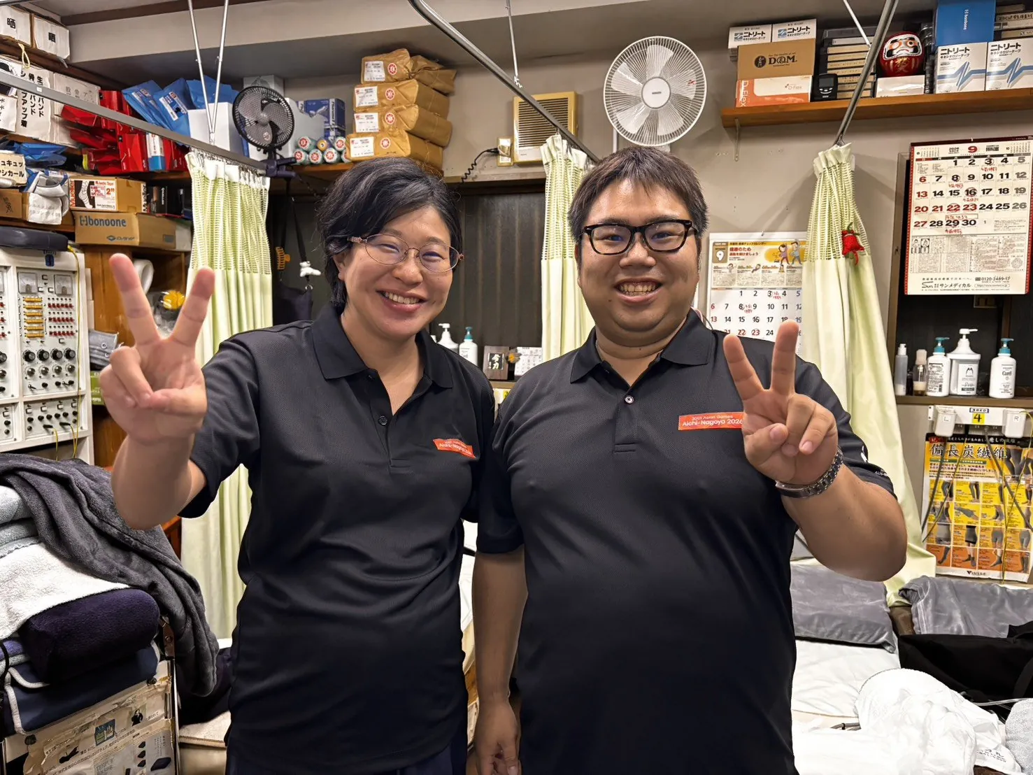 院内でピースする仲谷接骨院のスタッフ