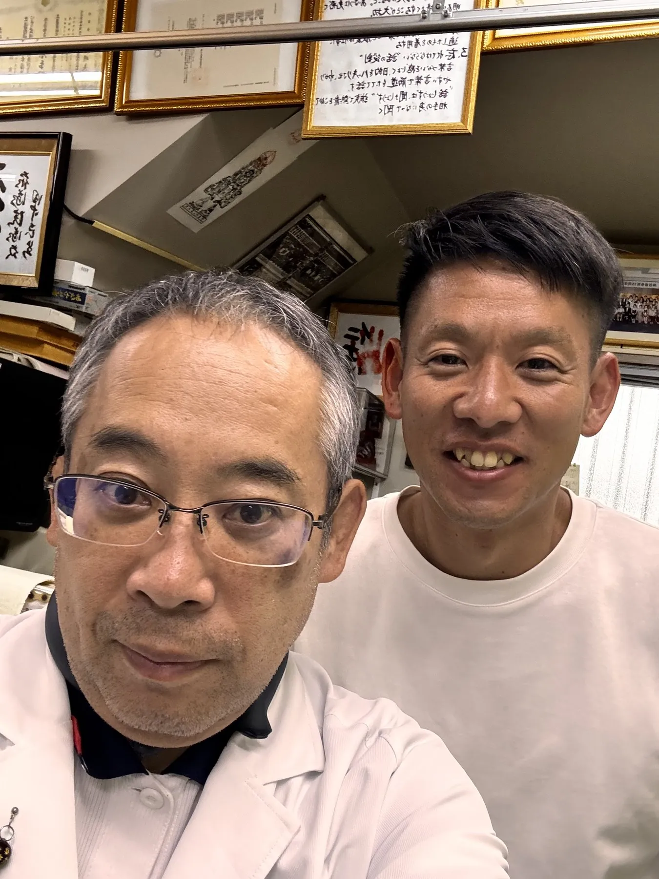 白衣の院長と来院者