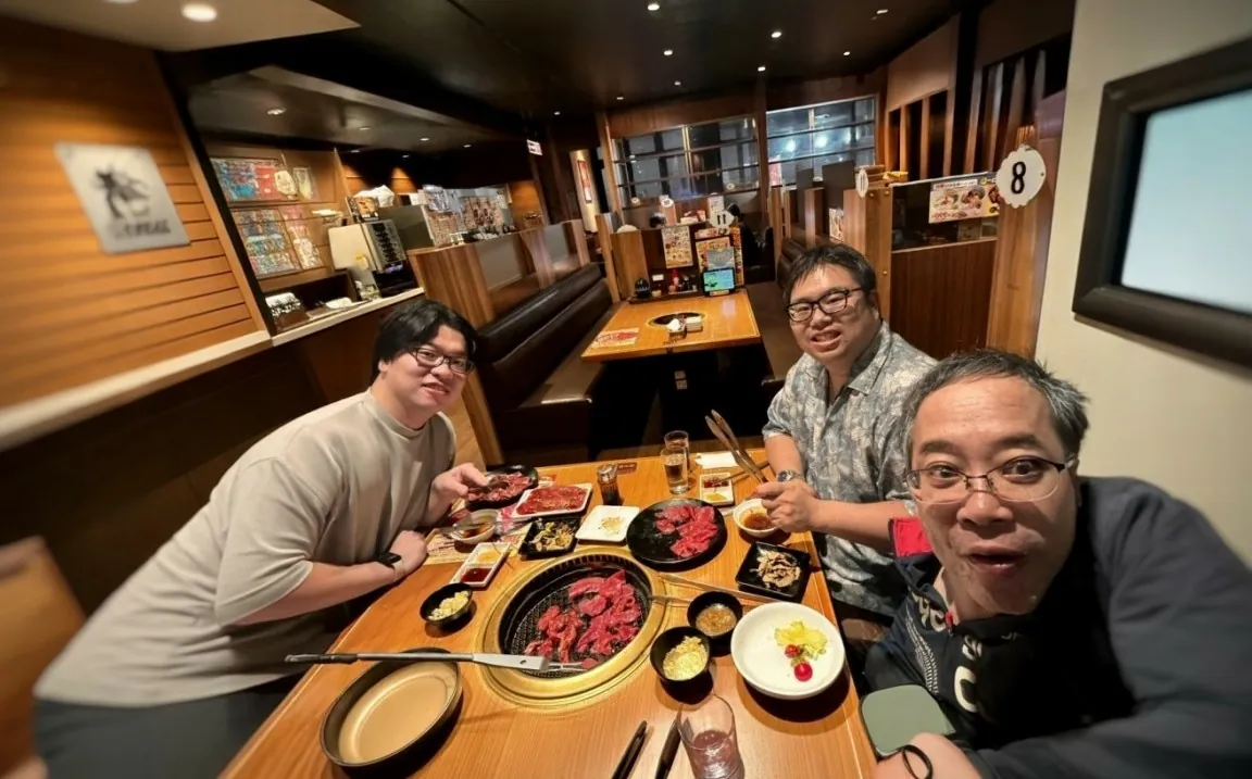 焼肉を囲む院長と仲間