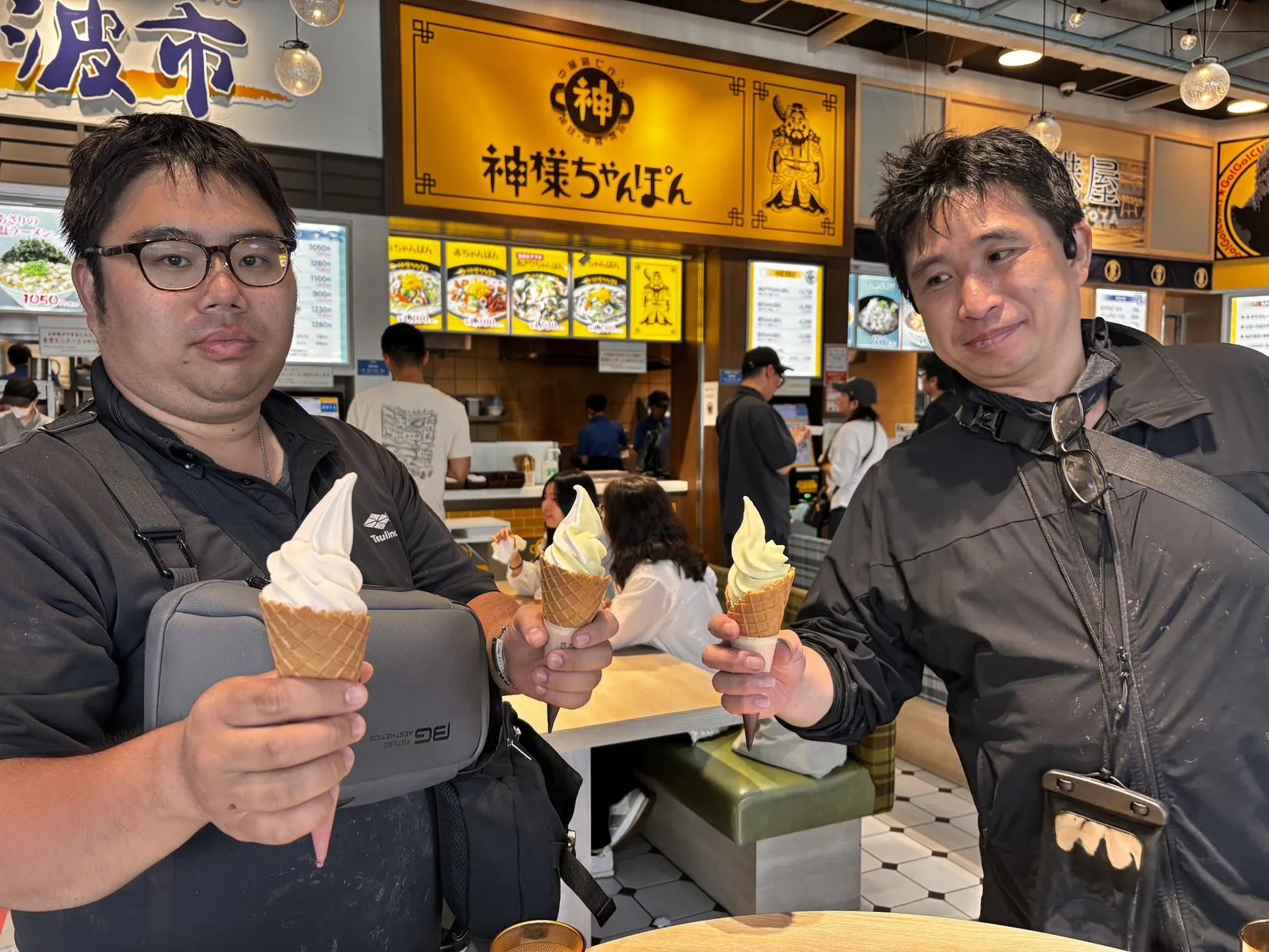 ソフトクリームを手にするスタッフ